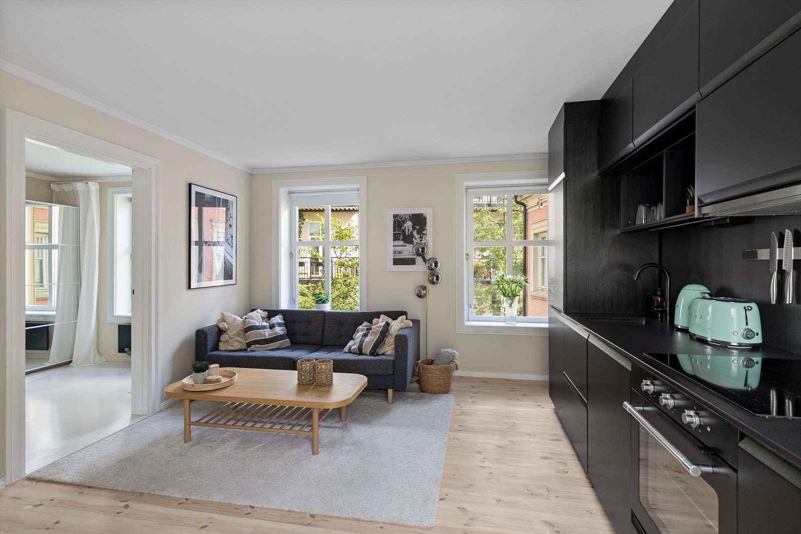 En lys, gjennomført og moderne 3-roms selveier med tilbaketrukket beliggenhet i indre gård. Galleribilde