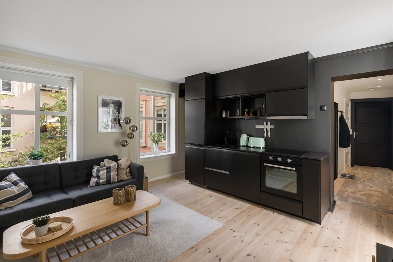 Leiligheten har en lys og innbydende stue med store vindusflater, gjennomgående løsning og utgang til balkong. Galleribilde