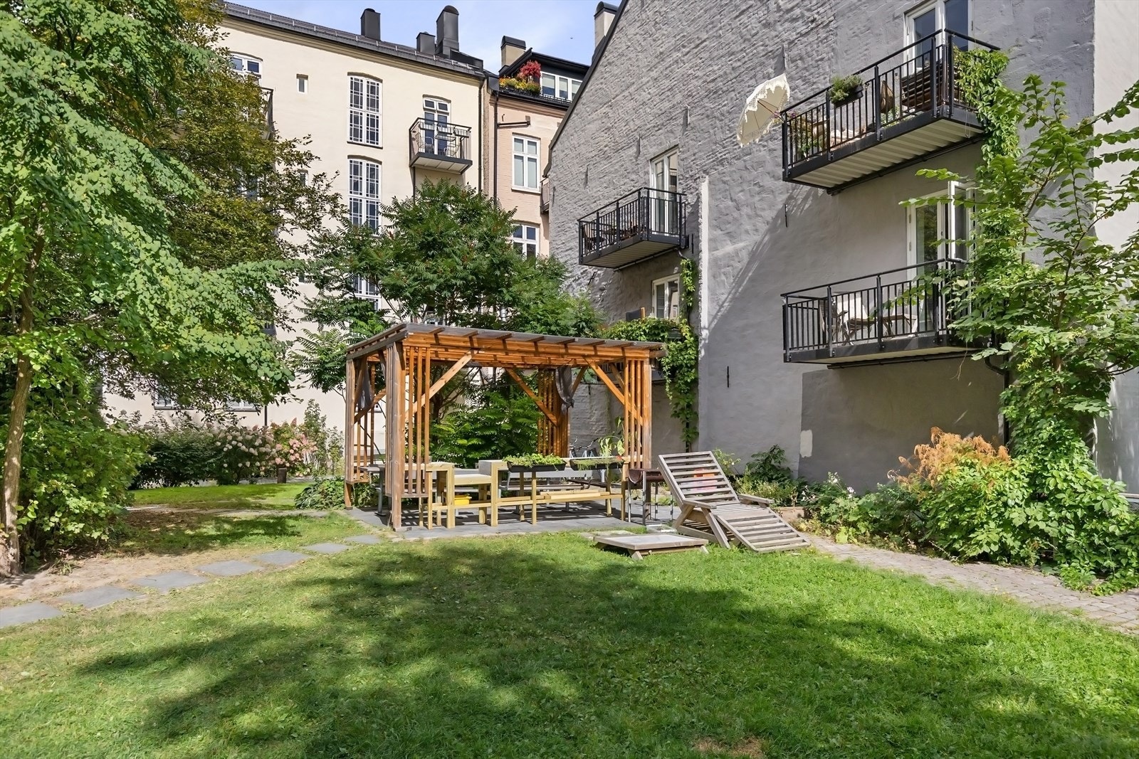 Det er flere sittegrupper, grill og sykkelparkering for beboerne. Galleribilde