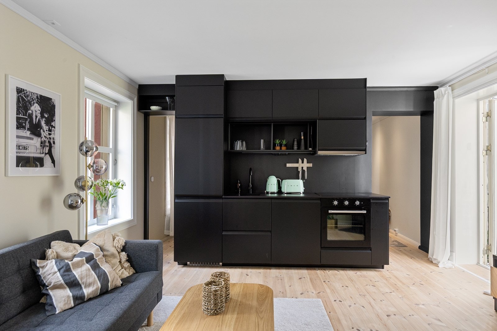 Moderne og stilsikkert kjøkken pusset opp i 2024. Tidsriktig innredning fra Ikea med glatte fronter og benkeplate i keramikkompositt. Galleribilde