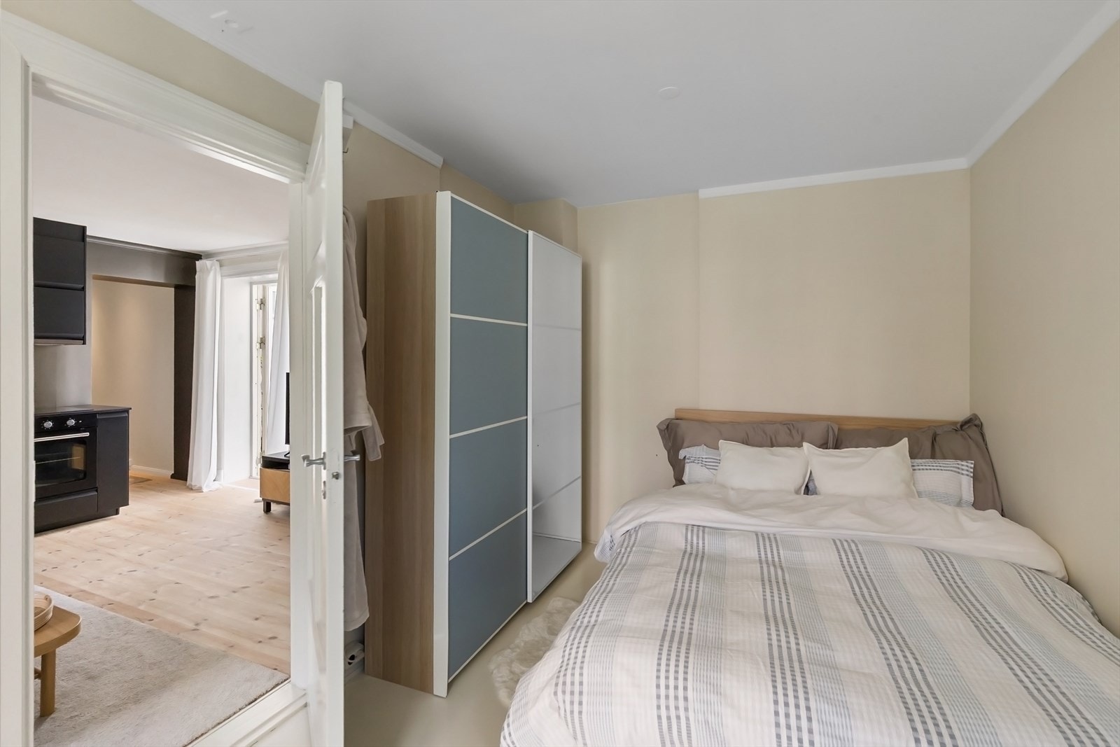 På hovedsoverommet er det god plass til dobbeltseng, nattbord og garderobeskap. Galleribilde