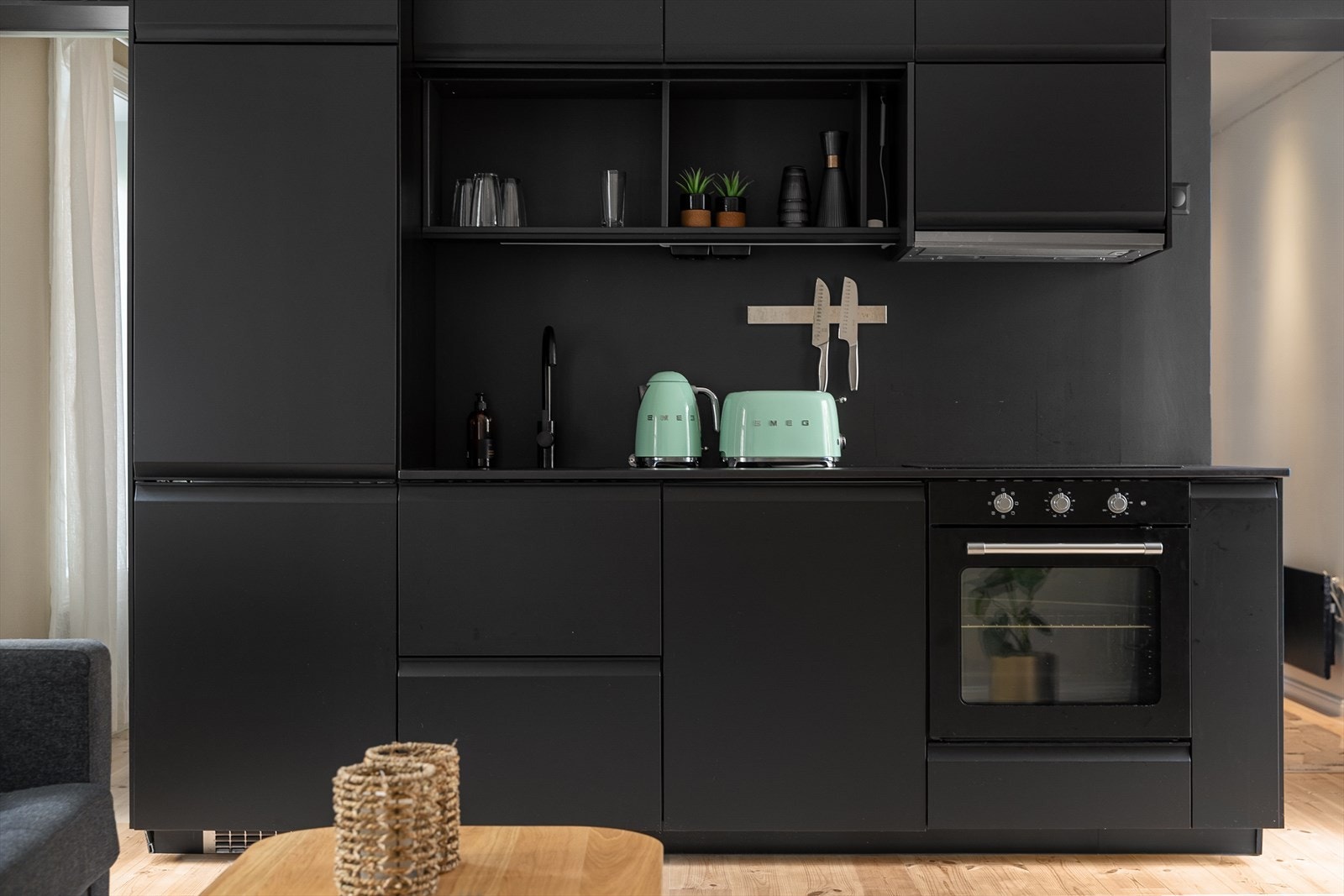 Det er integrerte hvitevarer som består av kjøleskap/frys, oppvaskmaskin, stekeovn og platetopp med mekanisk avtrekk over stekesonen. Kjøkkenet er utstyrt med komfyrvakt og automatisk vannstopper. Galleribilde