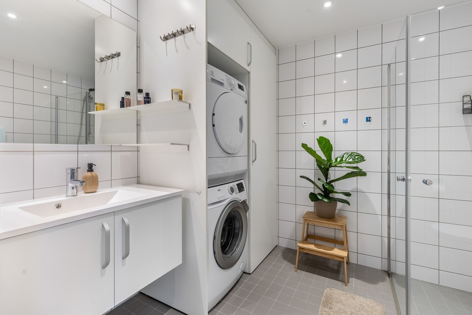 Innredning med nedfelt servant, veggmontert toalett, dusjvegger og
opplegg for vaskemaskin Galleribilde