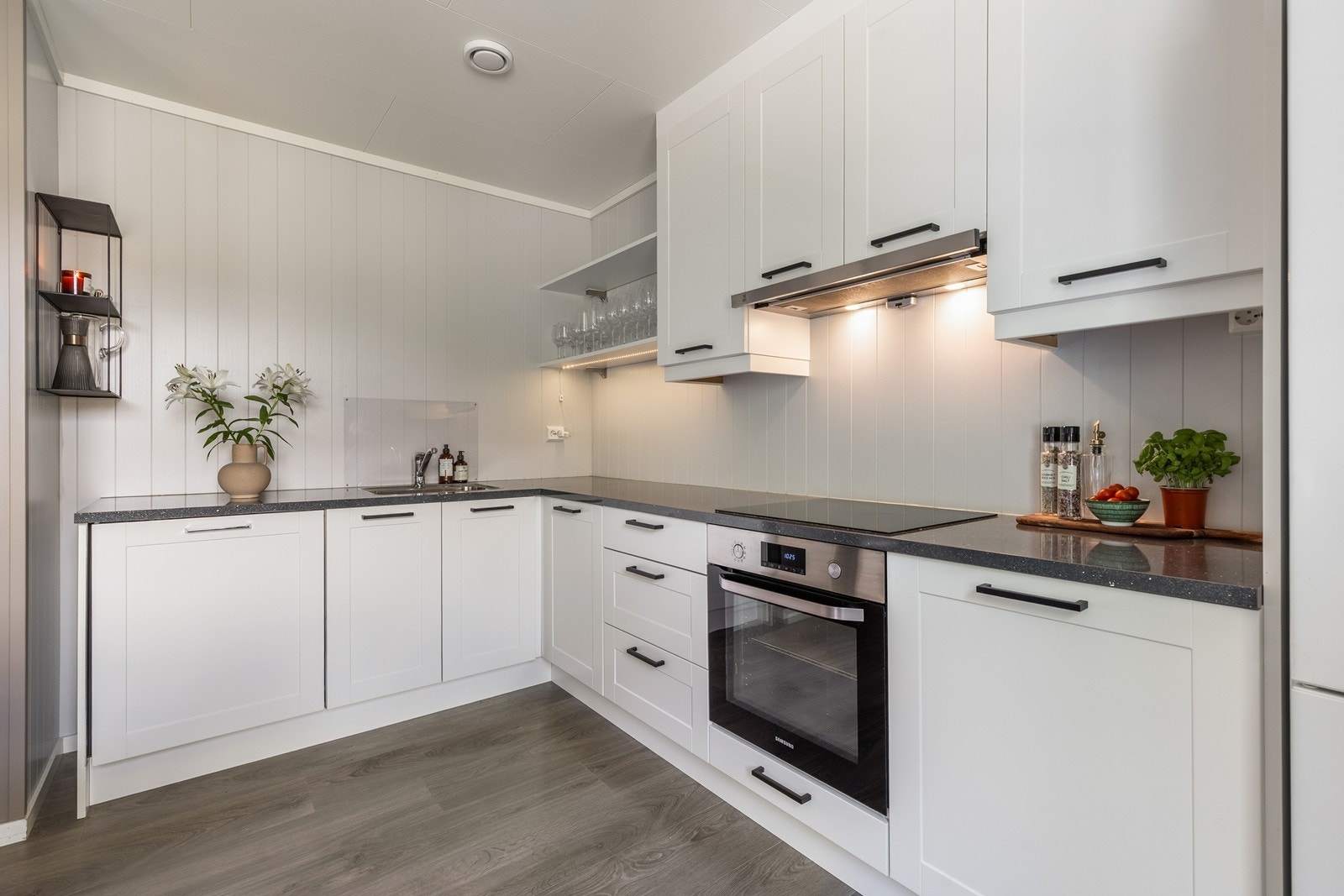 Pent kjøkken fra Strai med integrerte hvitevarer Galleribilde