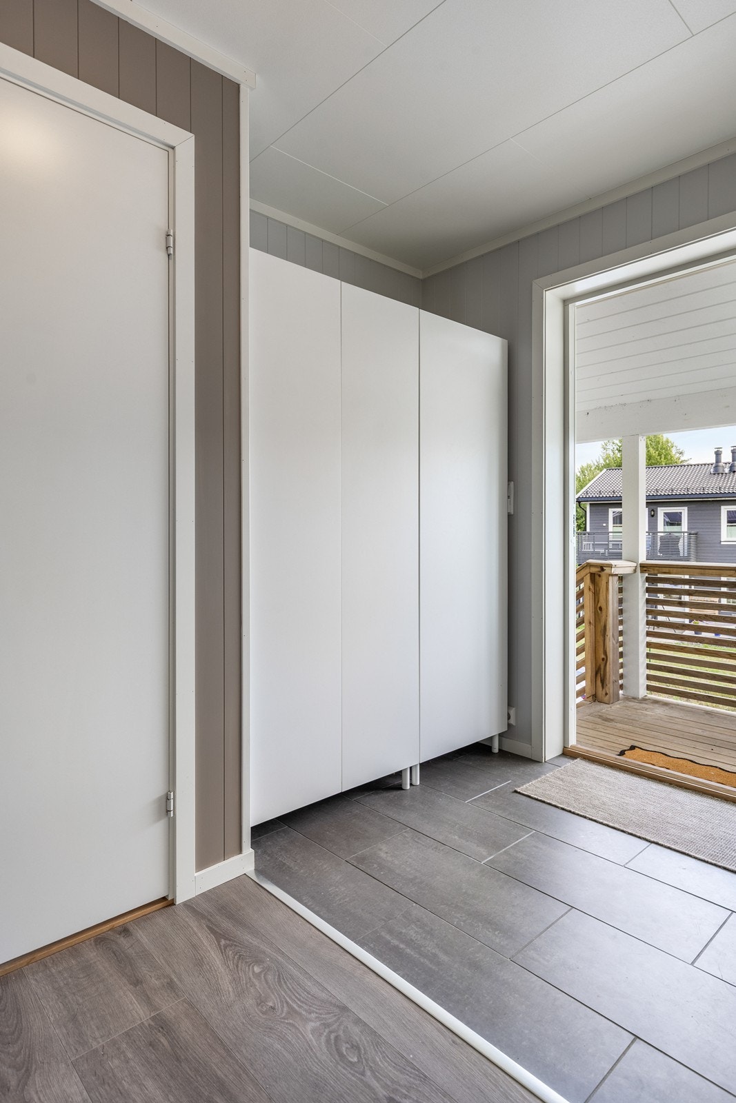 Flislagt entre med varmekabler og fin plass til garderobe Galleribilde