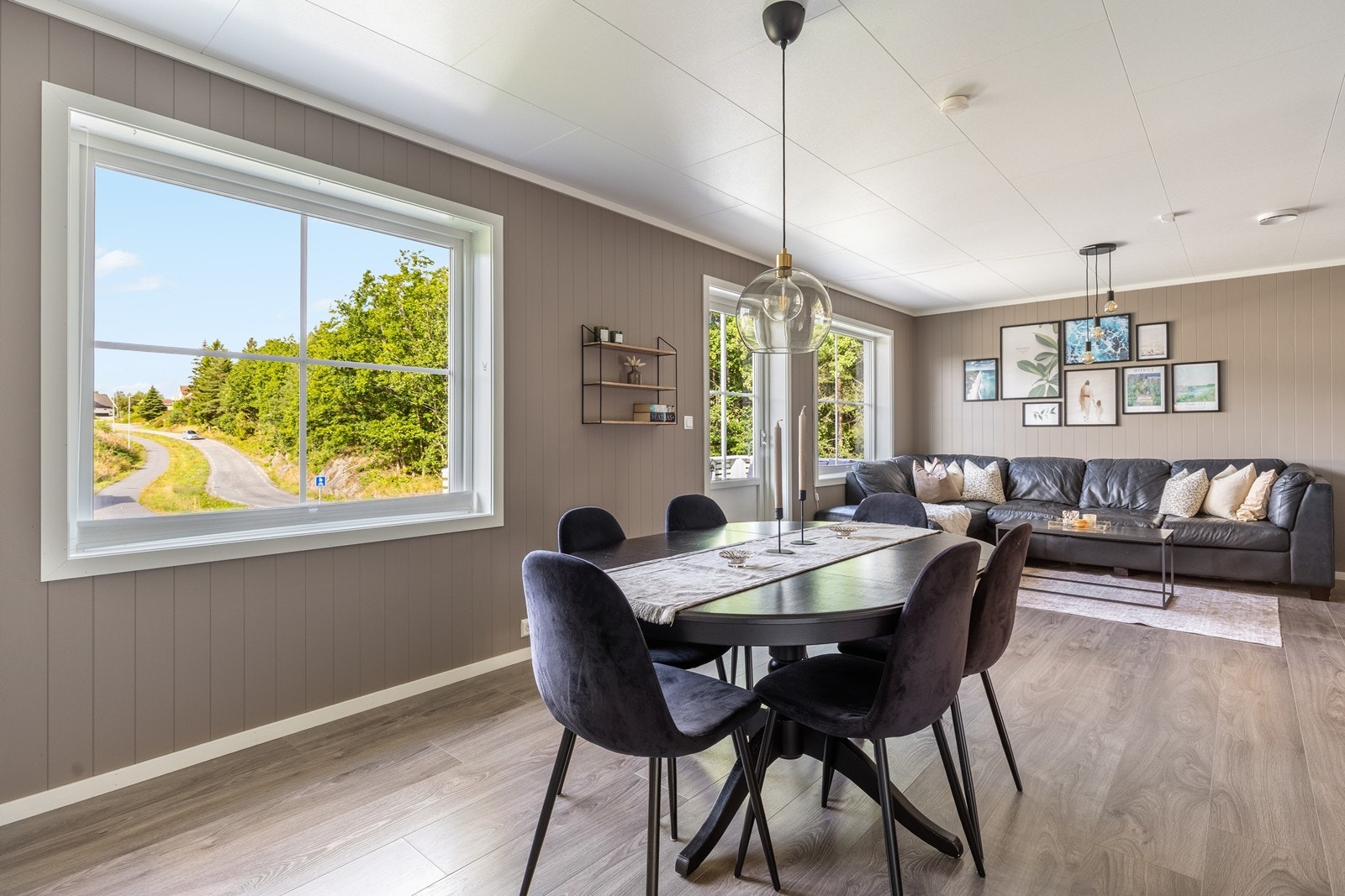 Romslig med god plass til spise- og sofagruppe Galleribilde