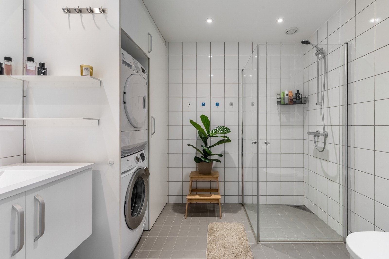 Delikat flislagt bad/ vaskerom Galleribilde