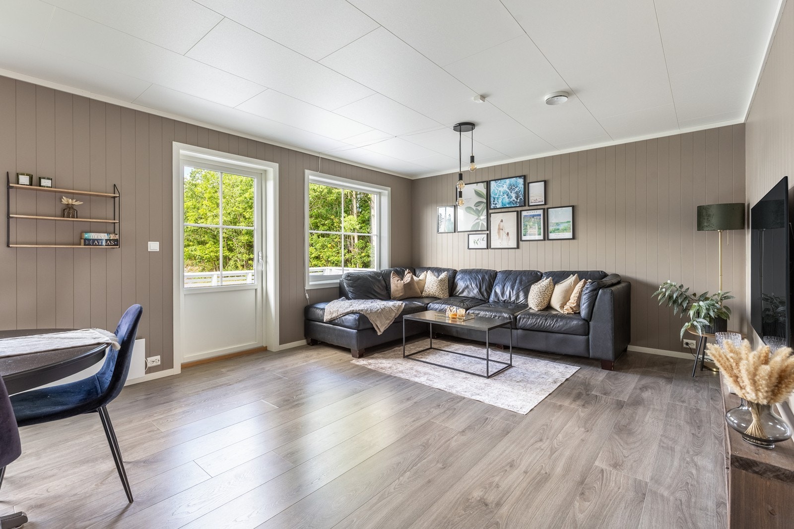 Utgang til solrik balkong fra stue Galleribilde