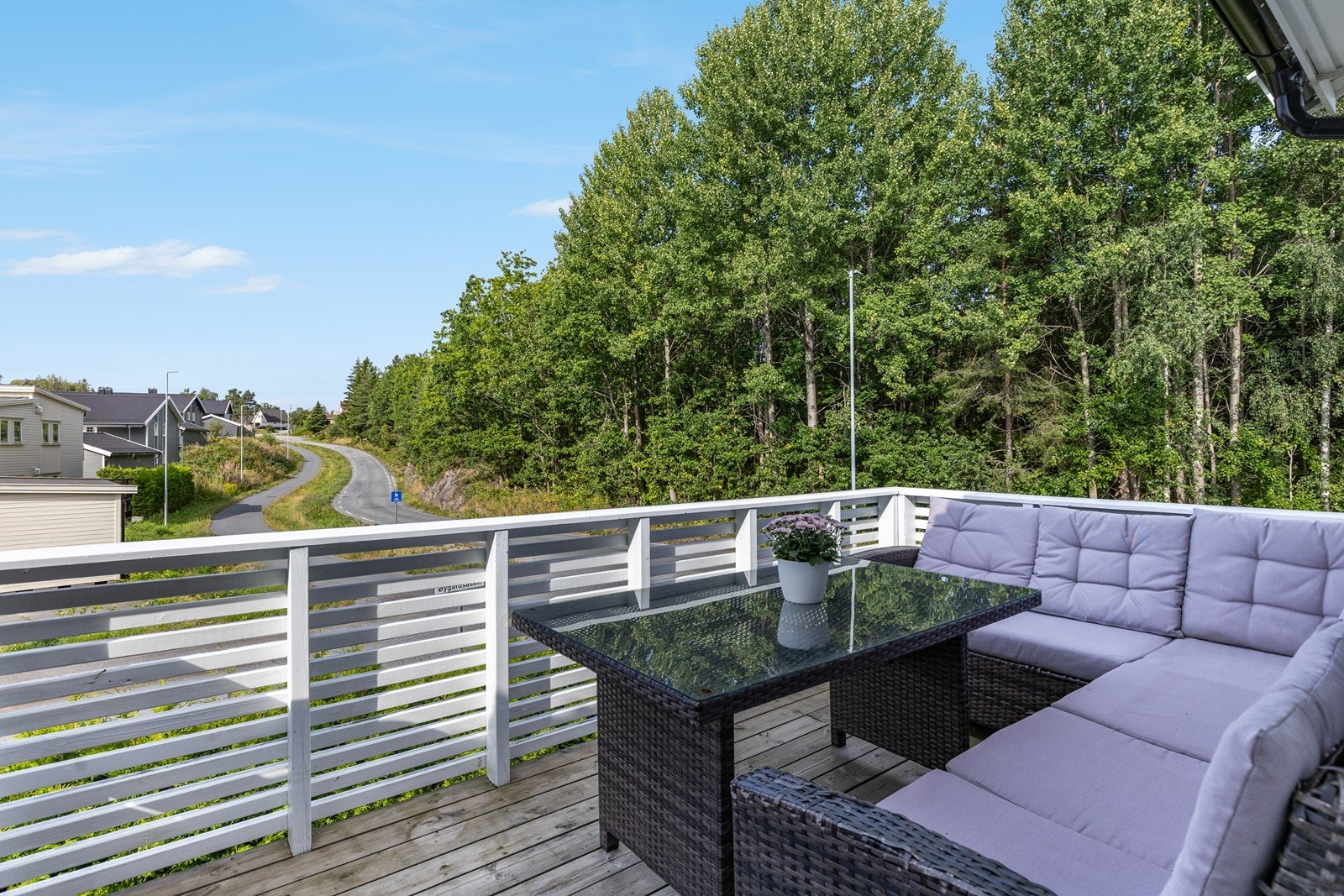 Solrik balkong med god plass til møblement Galleribilde