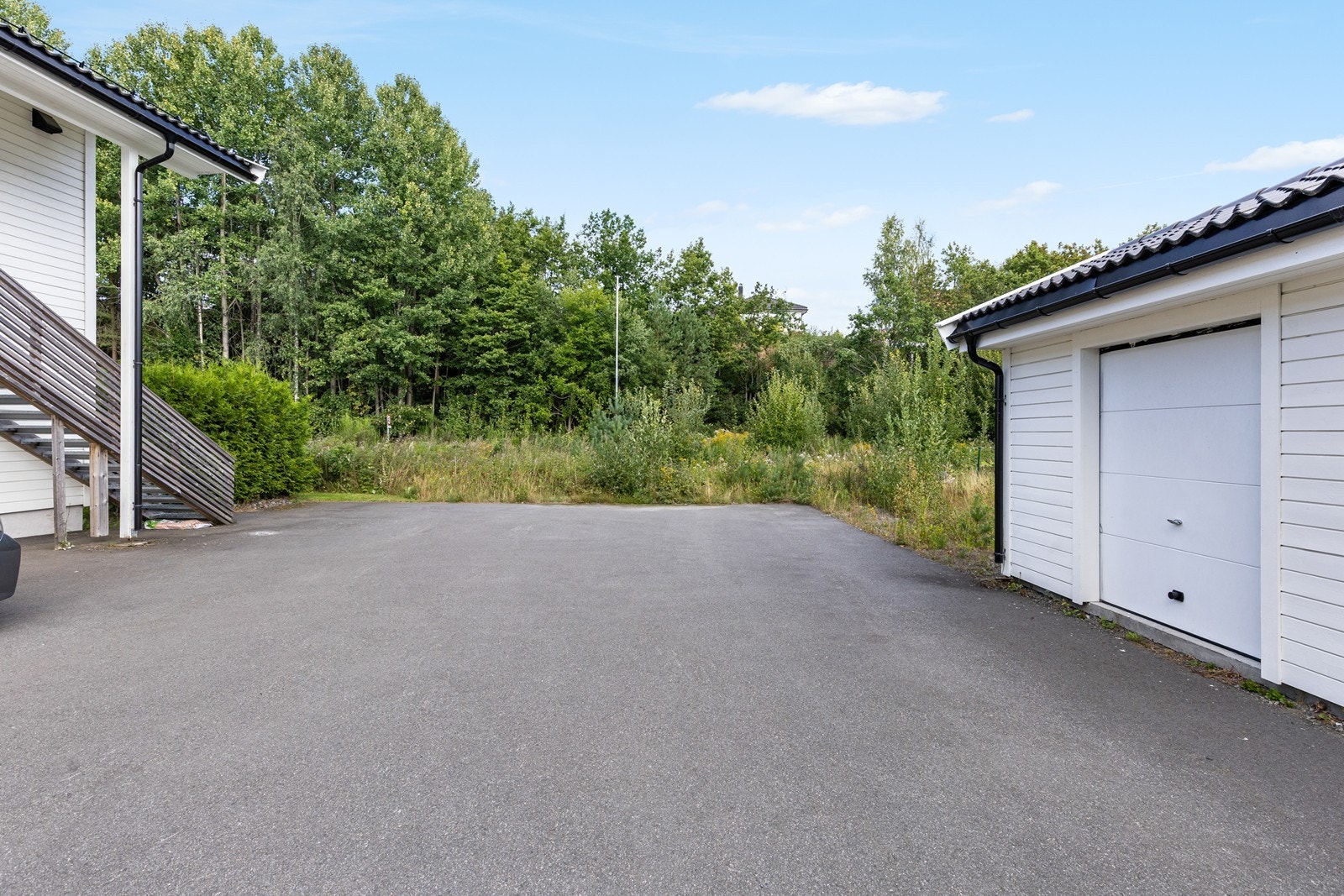 Biloppstillingsplass og godt med gjeste parkeringsplasser Galleribilde