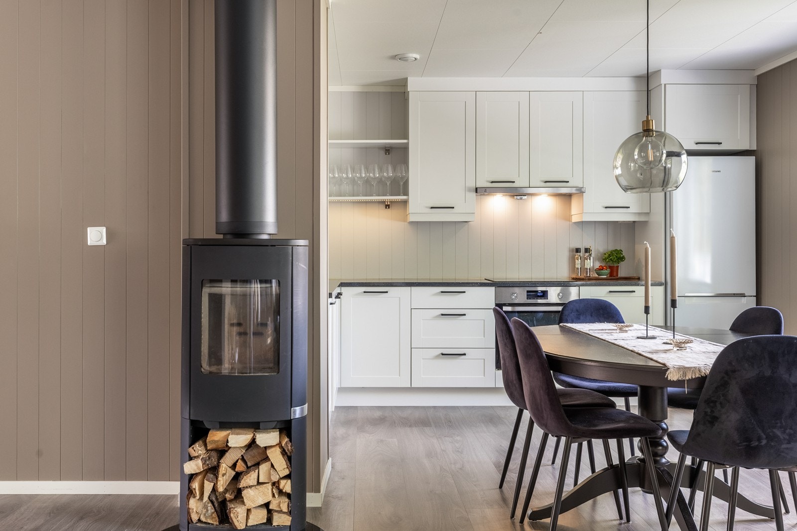 Leiligheten fremstår i god stand, med fine farge- og materialvalg Galleribilde