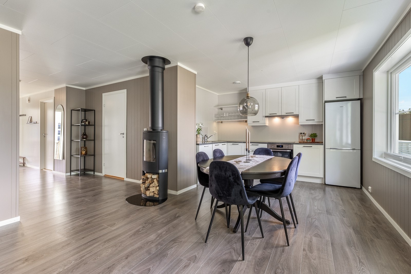 Vedovn perfekt til hyggelige kvelder og strømbesparende oppvarming Galleribilde