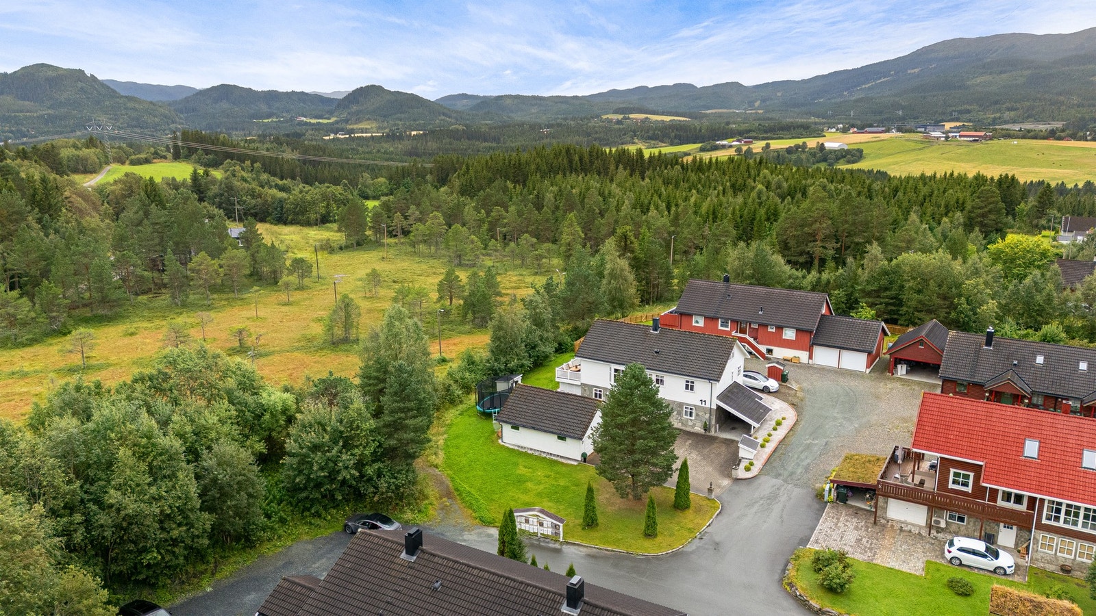 Her kan man smette på seg tursko eller skiene sine og gå rett inn i lysløypa Galleribilde