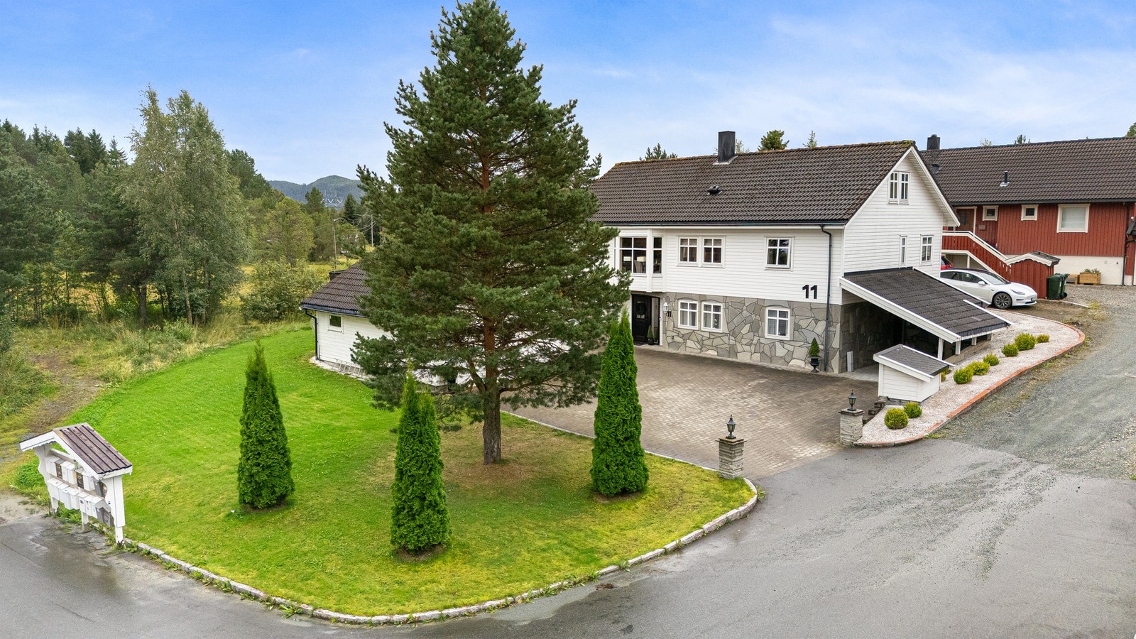 Romslig plen nedenfor eiendommen også Galleribilde