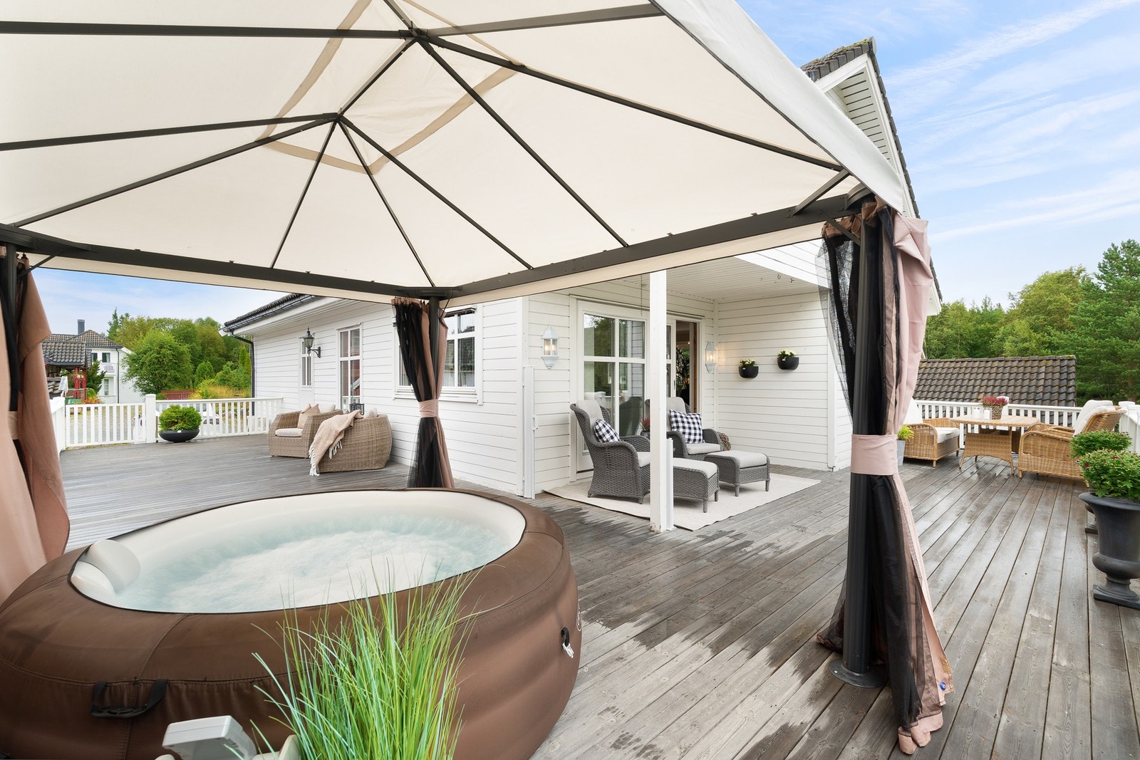 Romslig og svært solrik terrasse Galleribilde