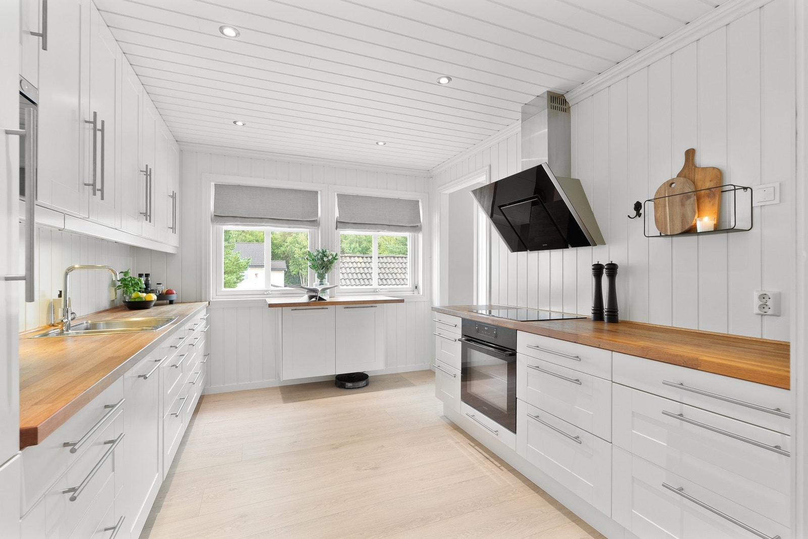 Lyst og flott kjøkken med integrerte hvitevarer Galleribilde