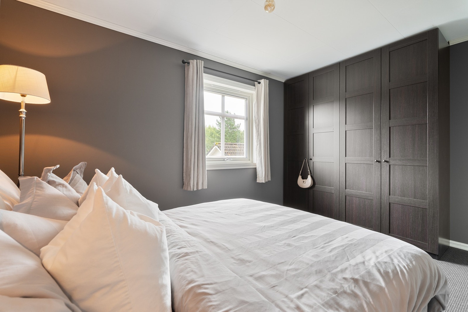 med garderobeskap Galleribilde