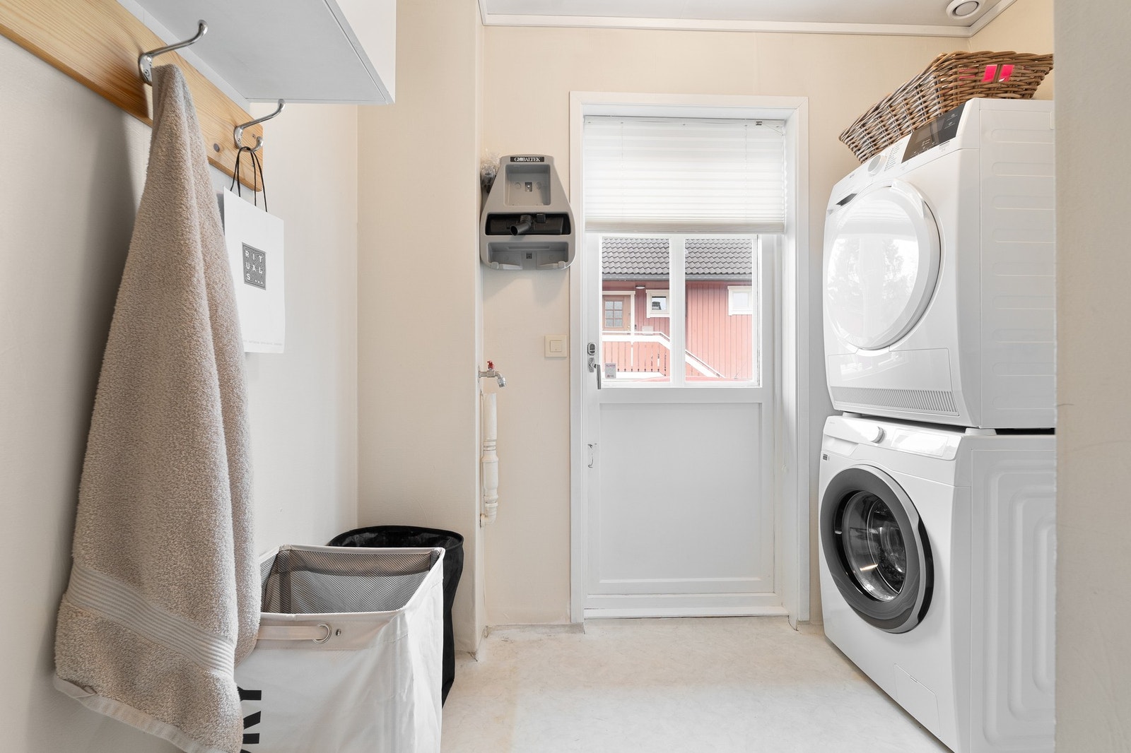 Vaskerommet kan brukes som en ekstra inngang fra terrassen Galleribilde