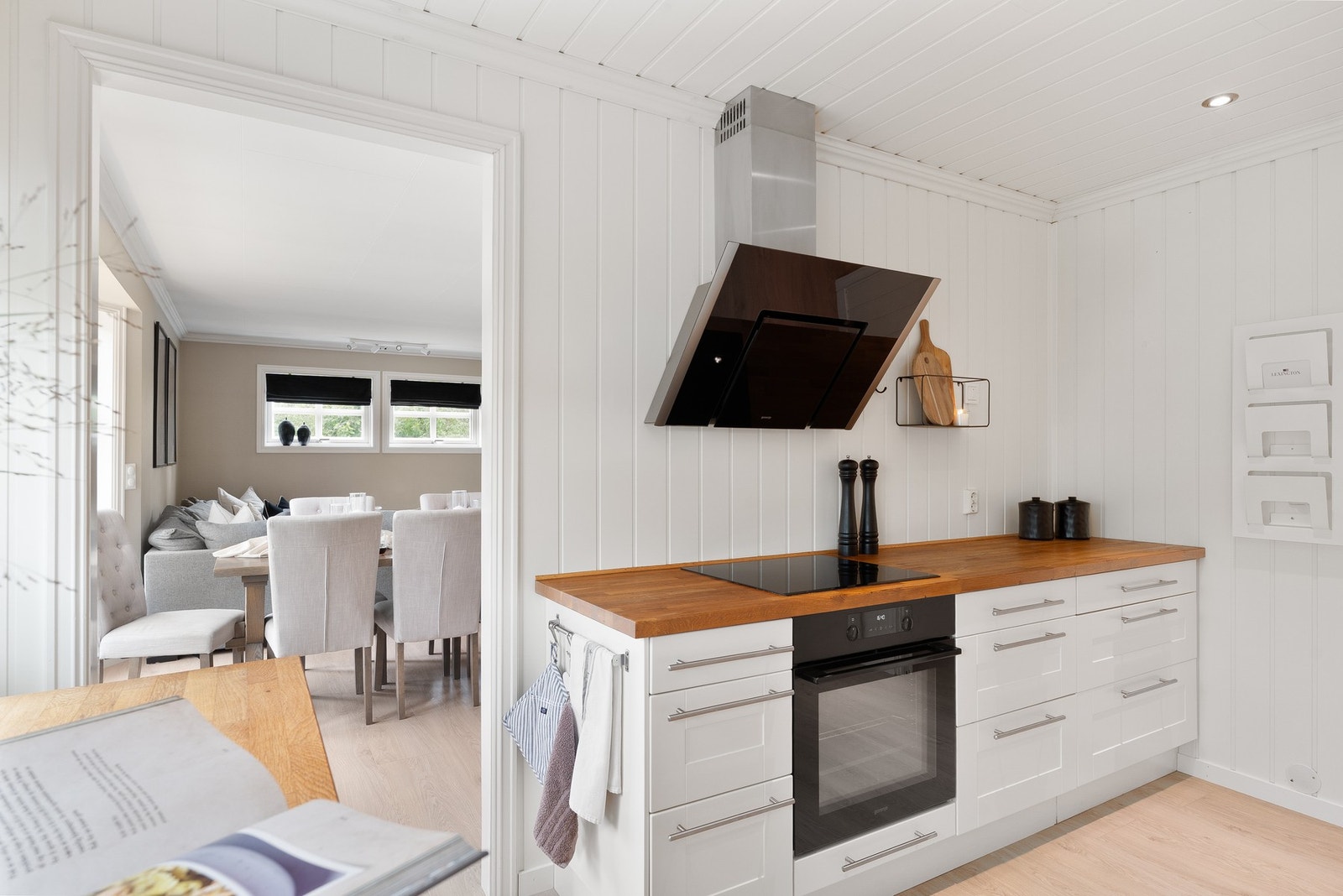 Kjøkkenet er delvis lukket fra stuen Galleribilde