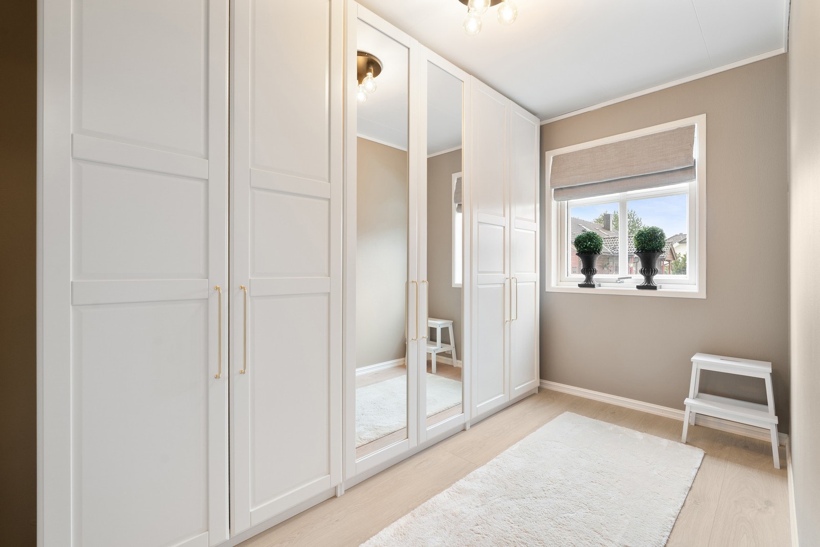 Soverom 2 i 1.etasje er blitt brukt som garderoberom Galleribilde