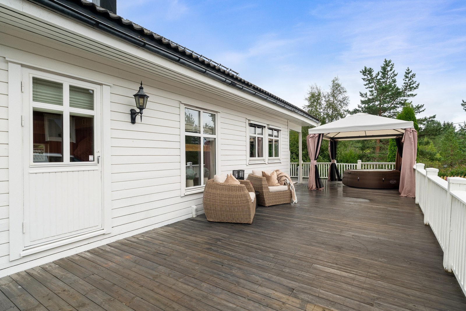 Her er det plass til store selskap med langbord. Direkte tilgang fra enten stuen eller vaskerommet Galleribilde