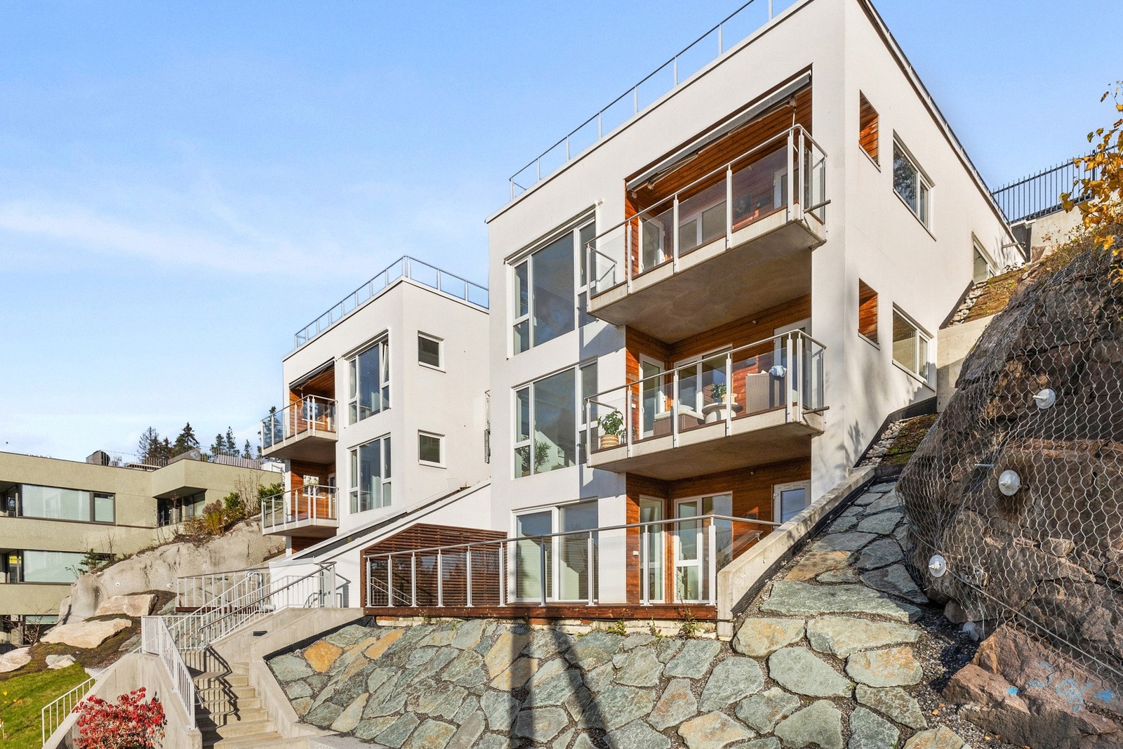 Denne boligen ligger i et populært og familievennlig nabolag, kjent for sin rolige atmosfære og nærhet til både byliv og naturopplevelser. Galleribilde