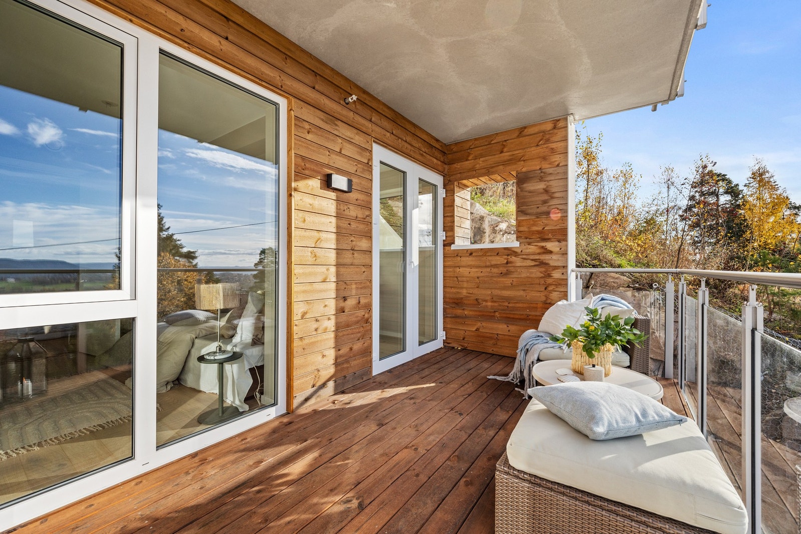 Det er tilgang til balkongen fra stuen og hovedsoverommet. Galleribilde