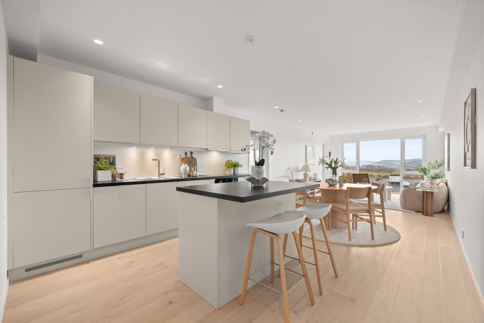 Leiligheten har en luftig og åpen stue. Galleribilde