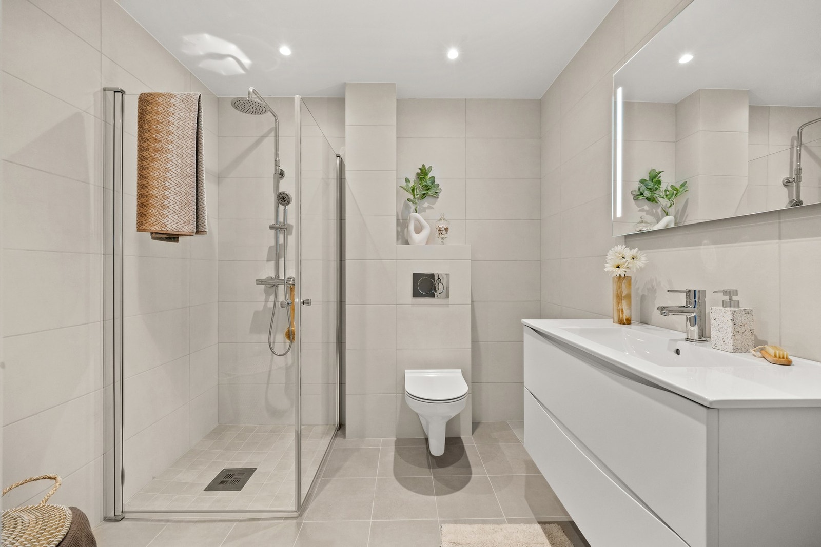 Baderom 2 ligger i tilknytning kjøkkenet og entréen. Galleribilde