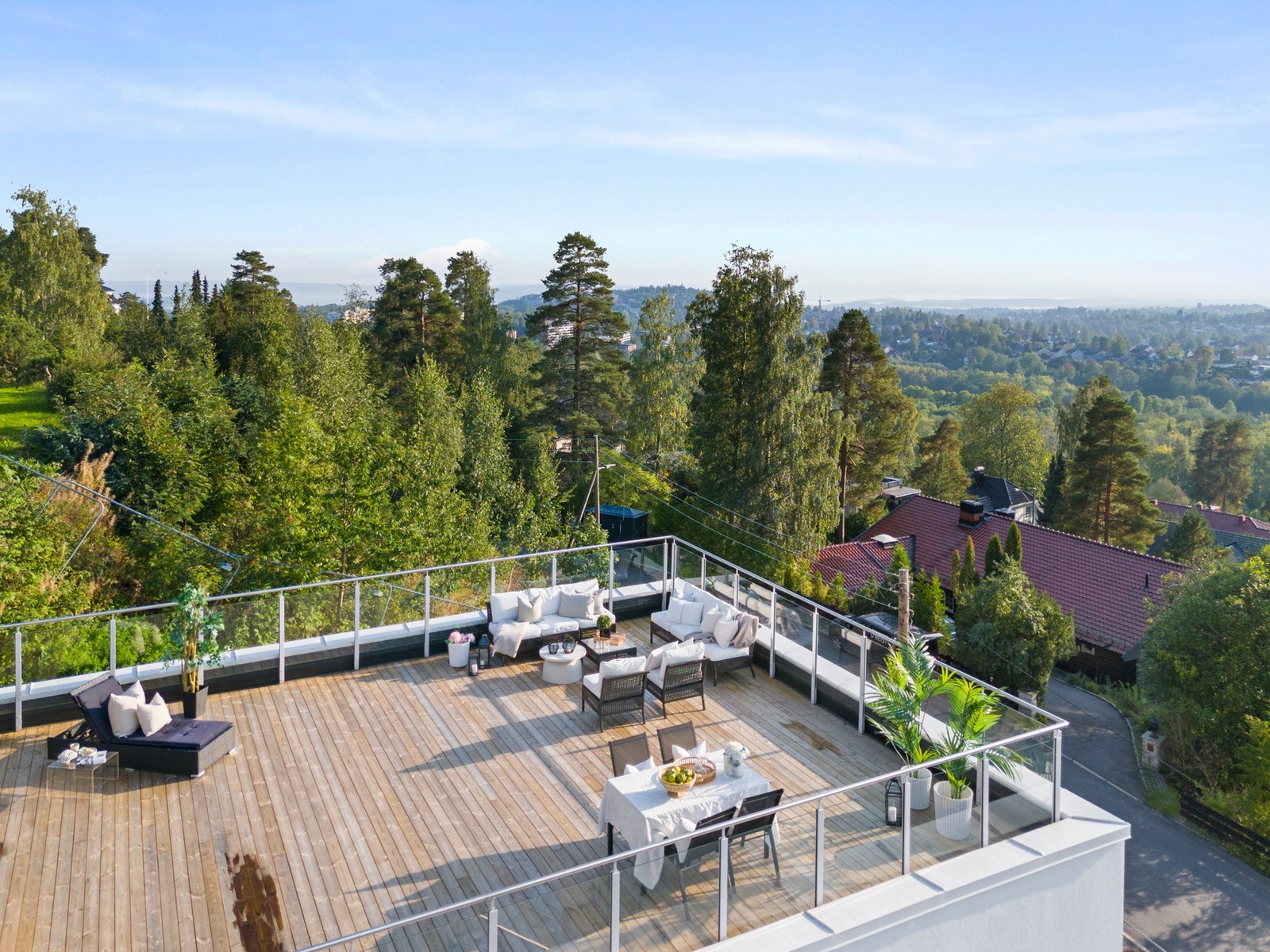 Leiligheten har tilgang til en felles takterrasse med fantastisk vidstrakt utsikt. Galleribilde