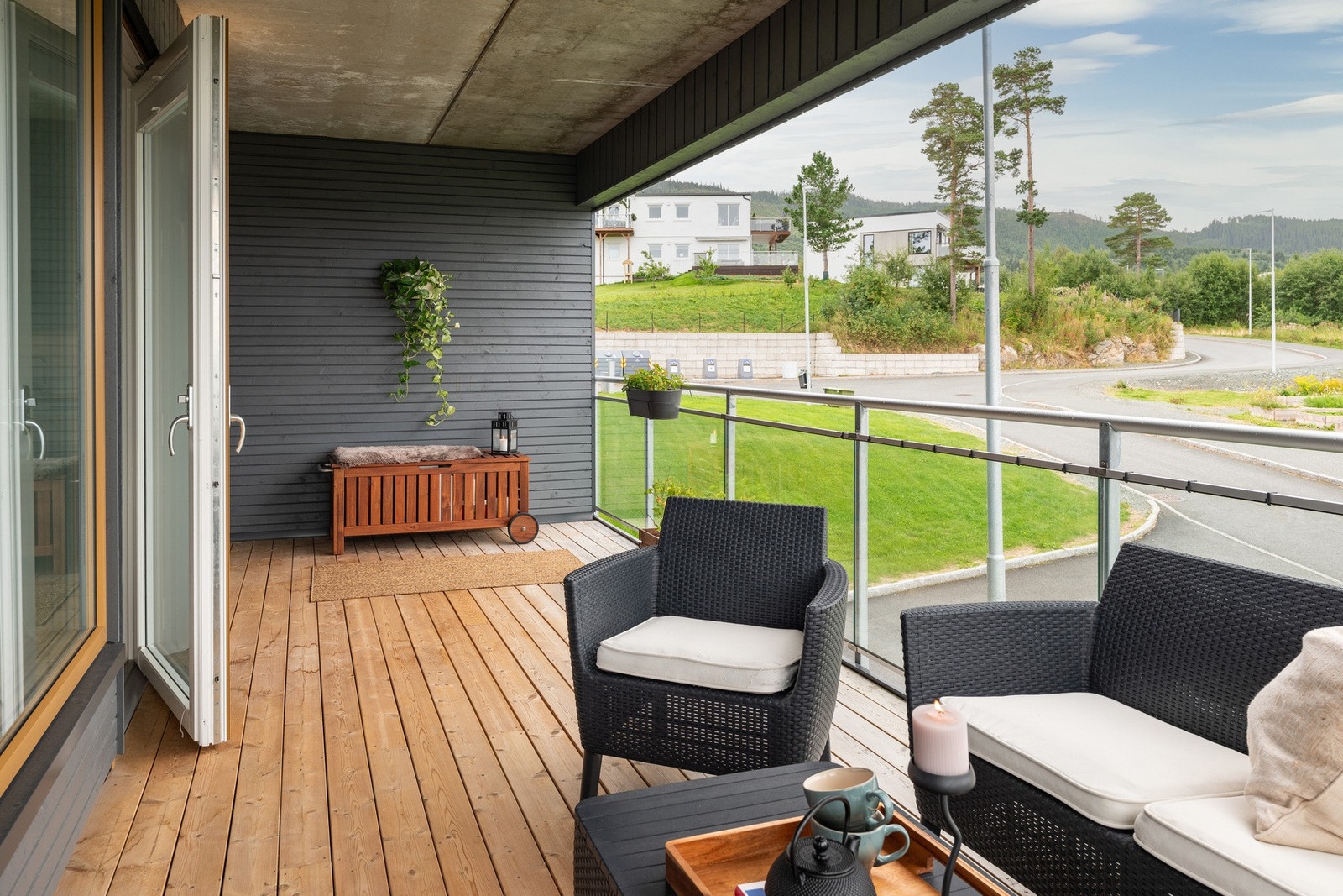 Balkongen ligger sørvestvendt, så her har du ypperlige solforhold. Galleribilde