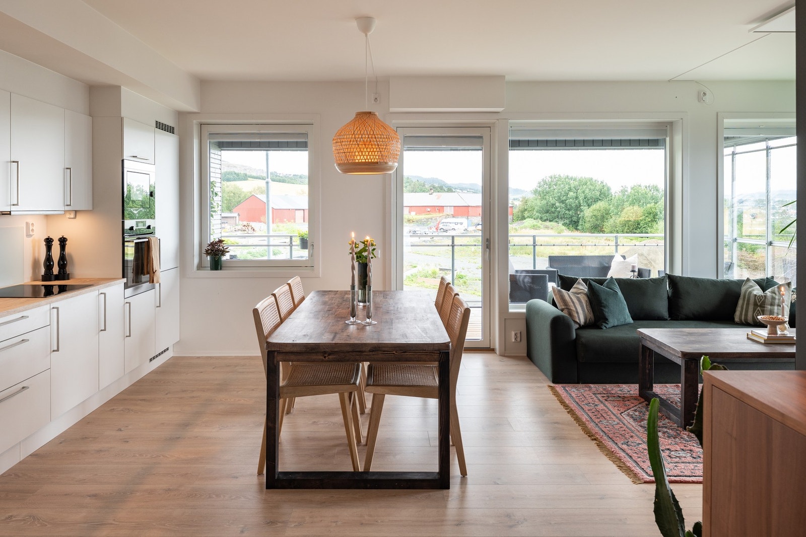 Leiligheten har hjørnebeliggenhet, og dermed lysinnslipp fra to himmelretninger. Galleribilde