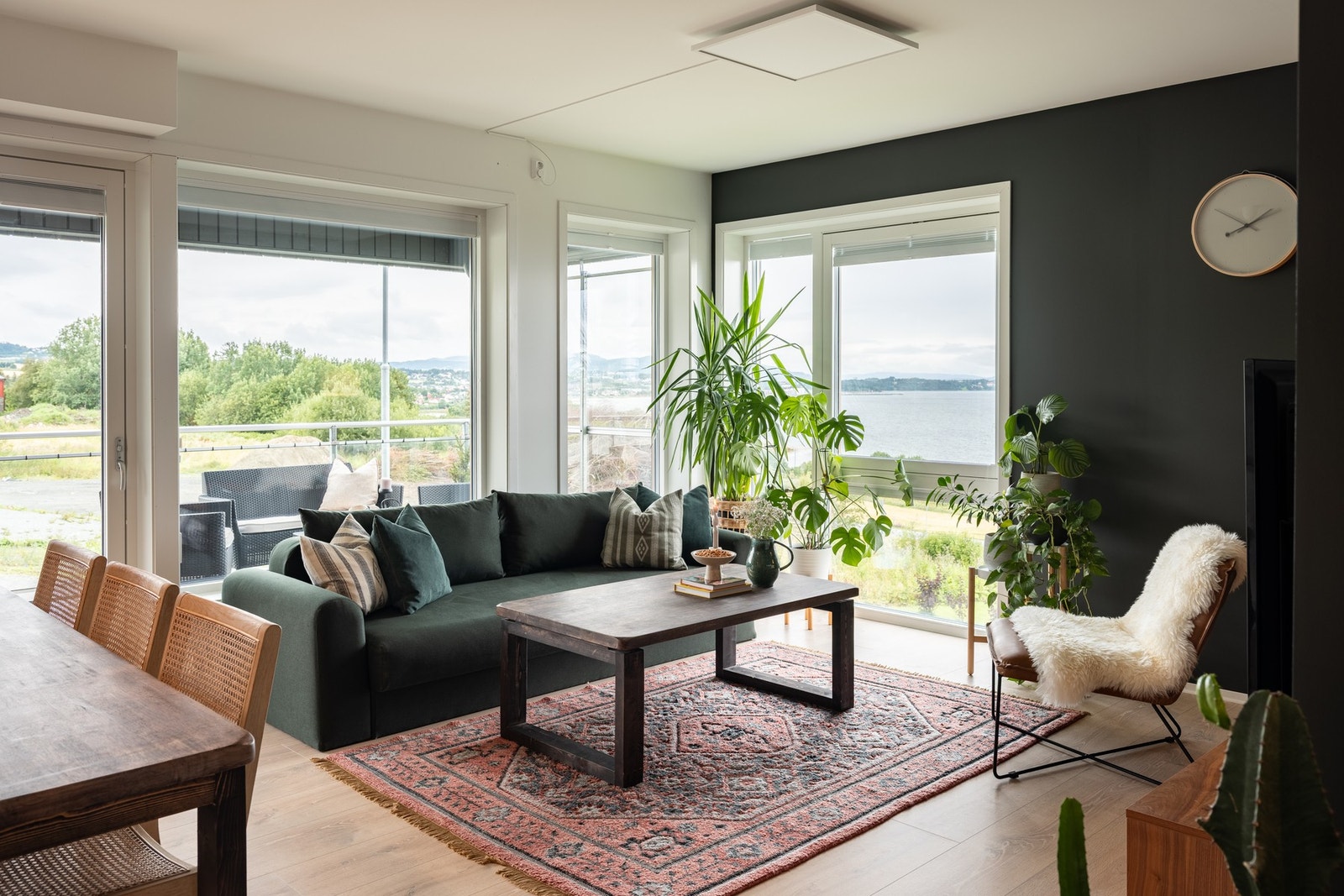 En moderne, romslig og særdeles innbydende 3-roms hjørneleilighet i en høy 1.etasje. Galleribilde