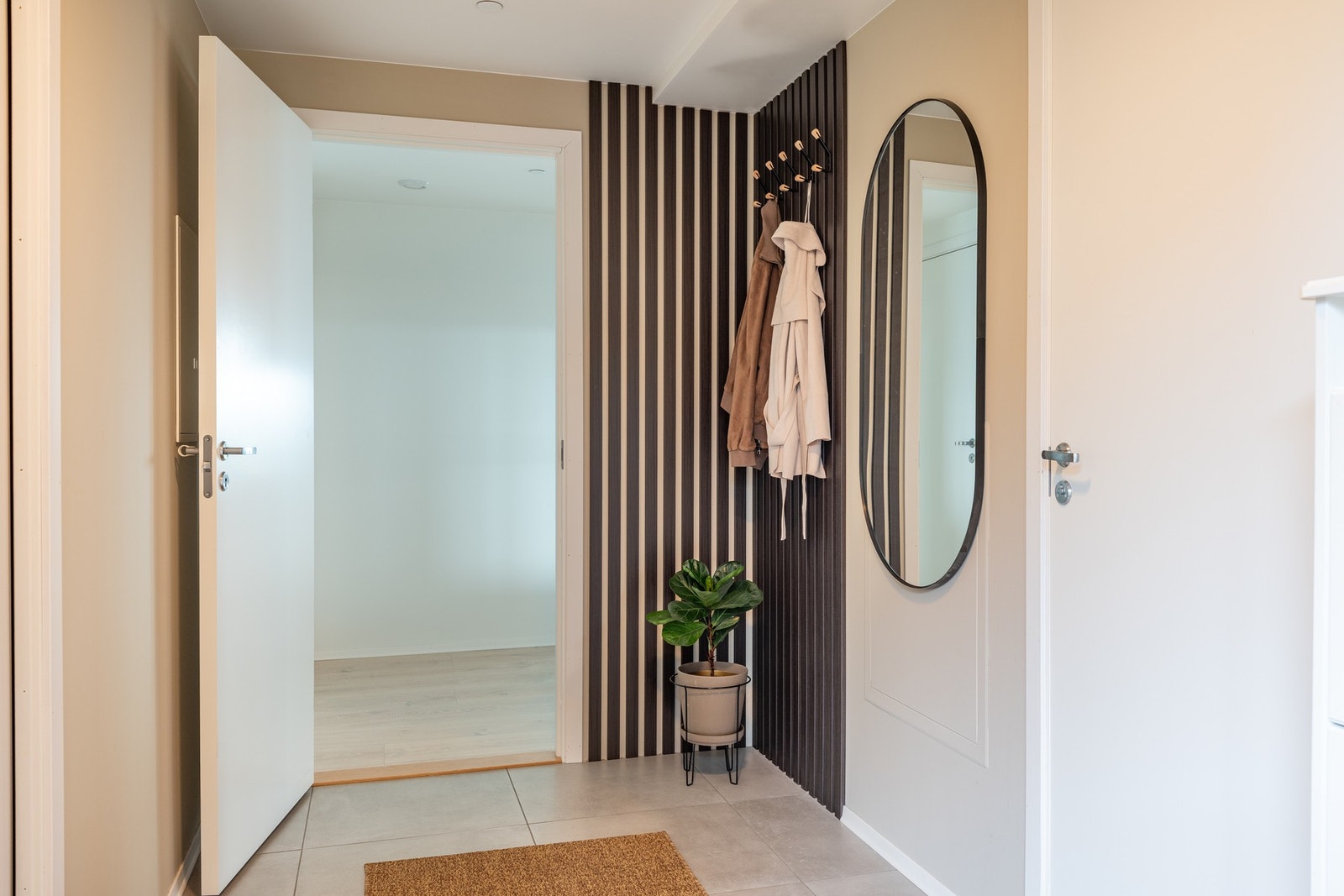 Leiligheten har en entré på 6 kvadratmeter. Galleribilde