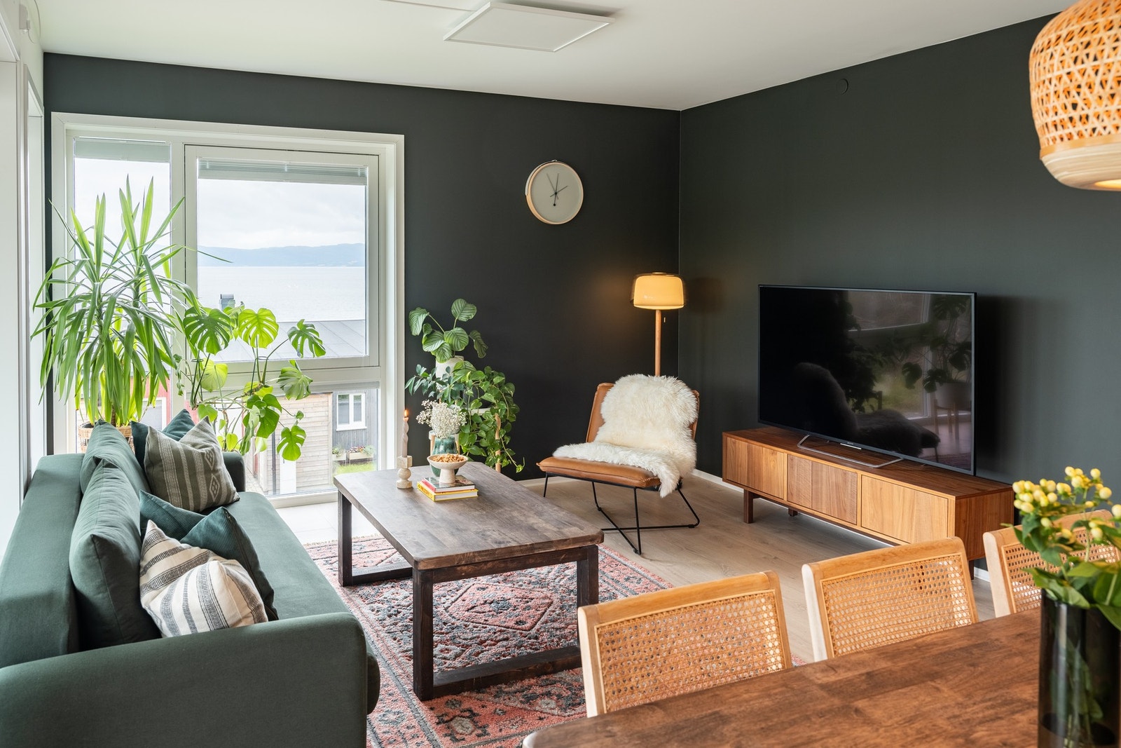 Leiligheten har åpen stue- og kjøkkenløsning med et areal på hele 42 kvadratmeter. Galleribilde