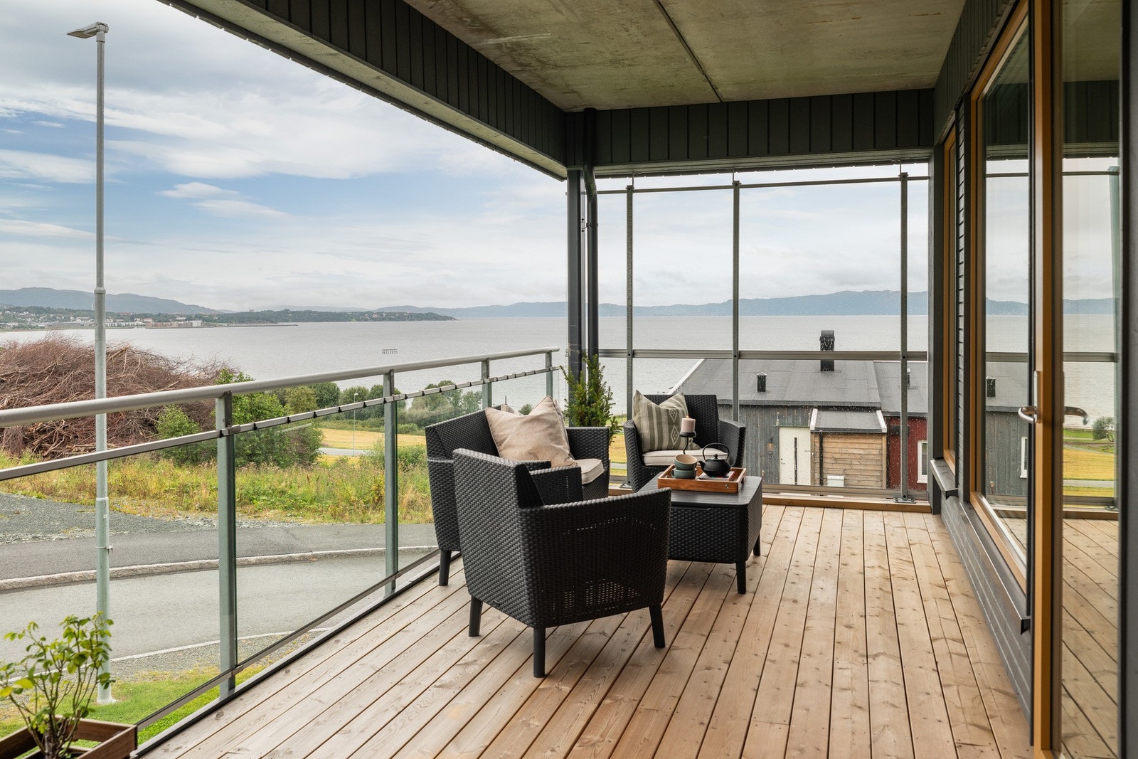 Stor, overbygd balkong på 18 kvadratmeter med fantastisk fjordutsikt. Galleribilde