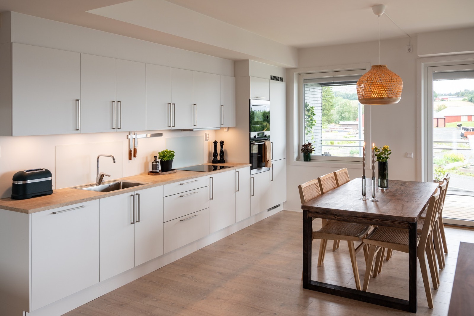 Spiseplassen er naturlig plassert mellom stue og kjøkken. Galleribilde