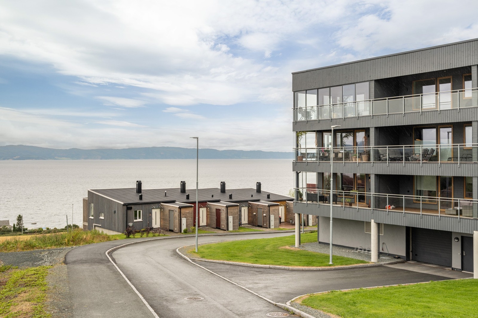 Herlig beliggenhet på populære Væretrøa hvor du er nabo med naturen, samtidig som det er kort vei til Trondheim sentrum. Galleribilde