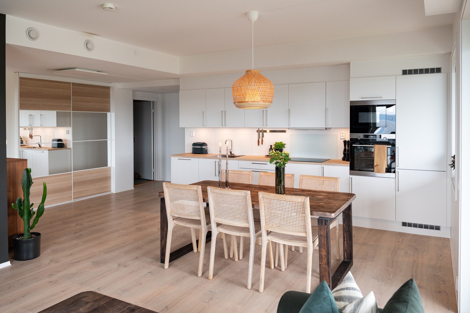 Det kan også nevnes at det er en ekstern bod i kjeller, samt egen parkeringsplass i oppvarmet garasje. Galleribilde