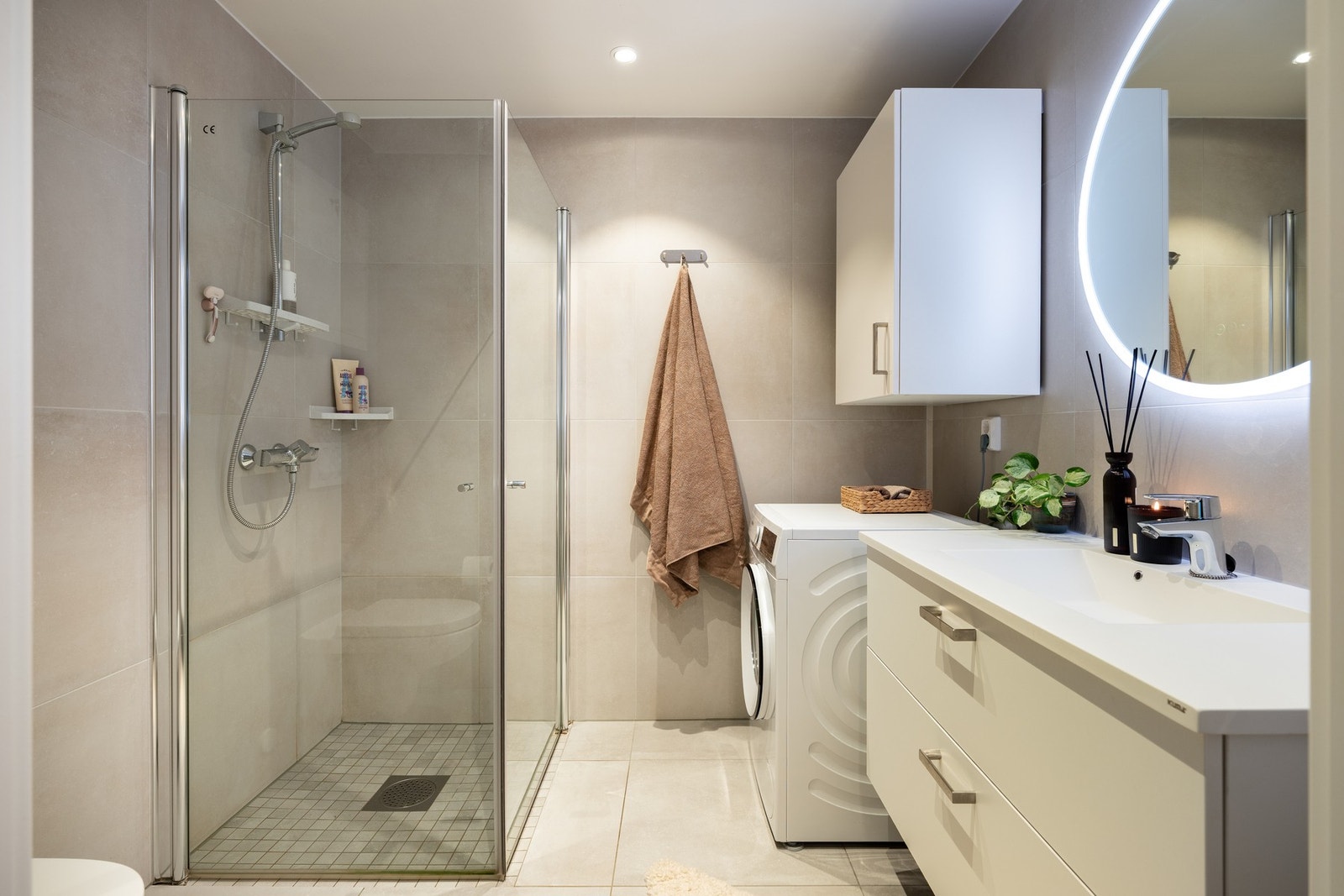 Delikat, flislagt baderom på 4,5 kvadratmeter. Galleribilde