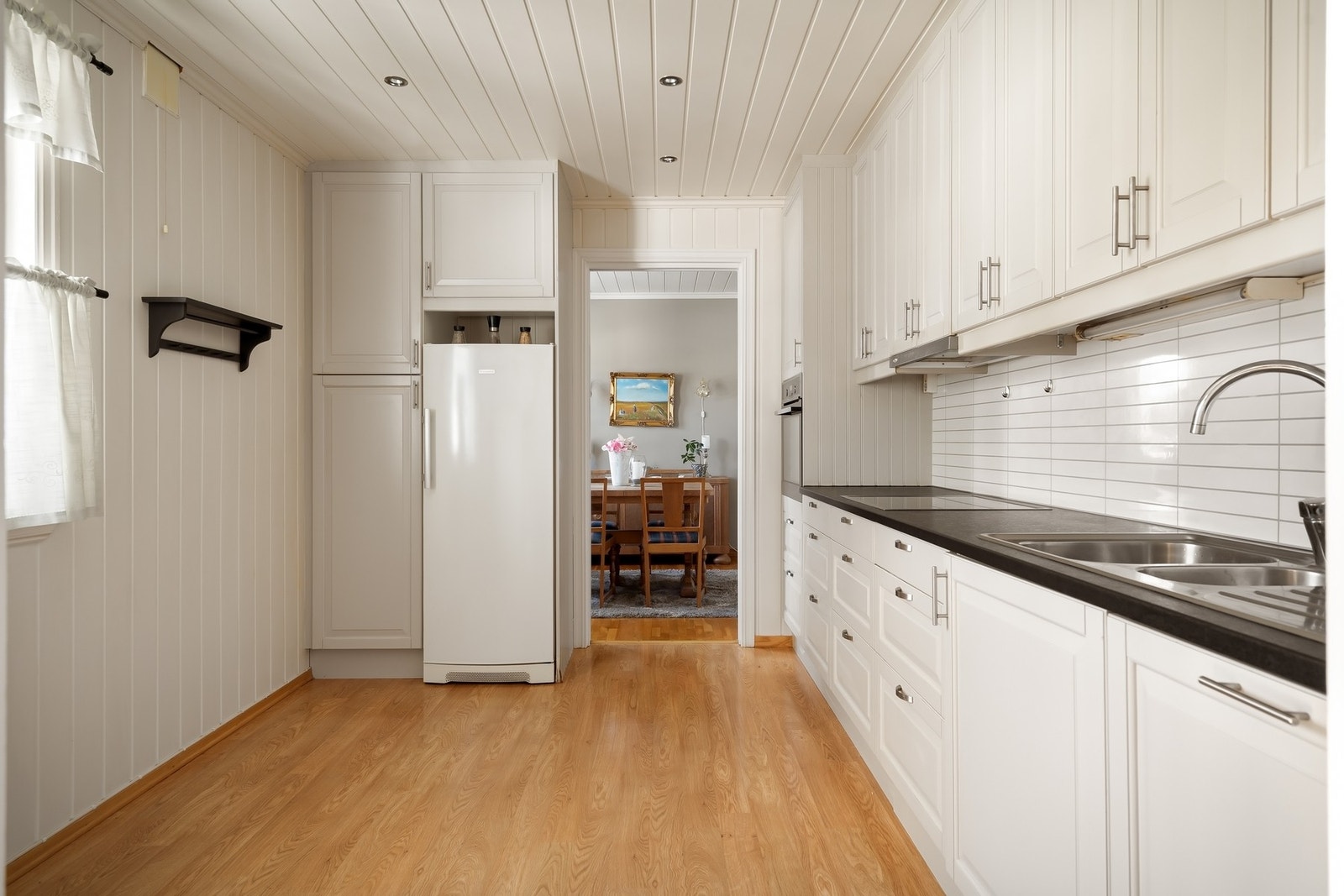 Kjøkkenet ble fornyet i 2018 og har god skap- og benkeplass, samt integrerte hvitevarer og frittstående kjøleskap. Galleribilde