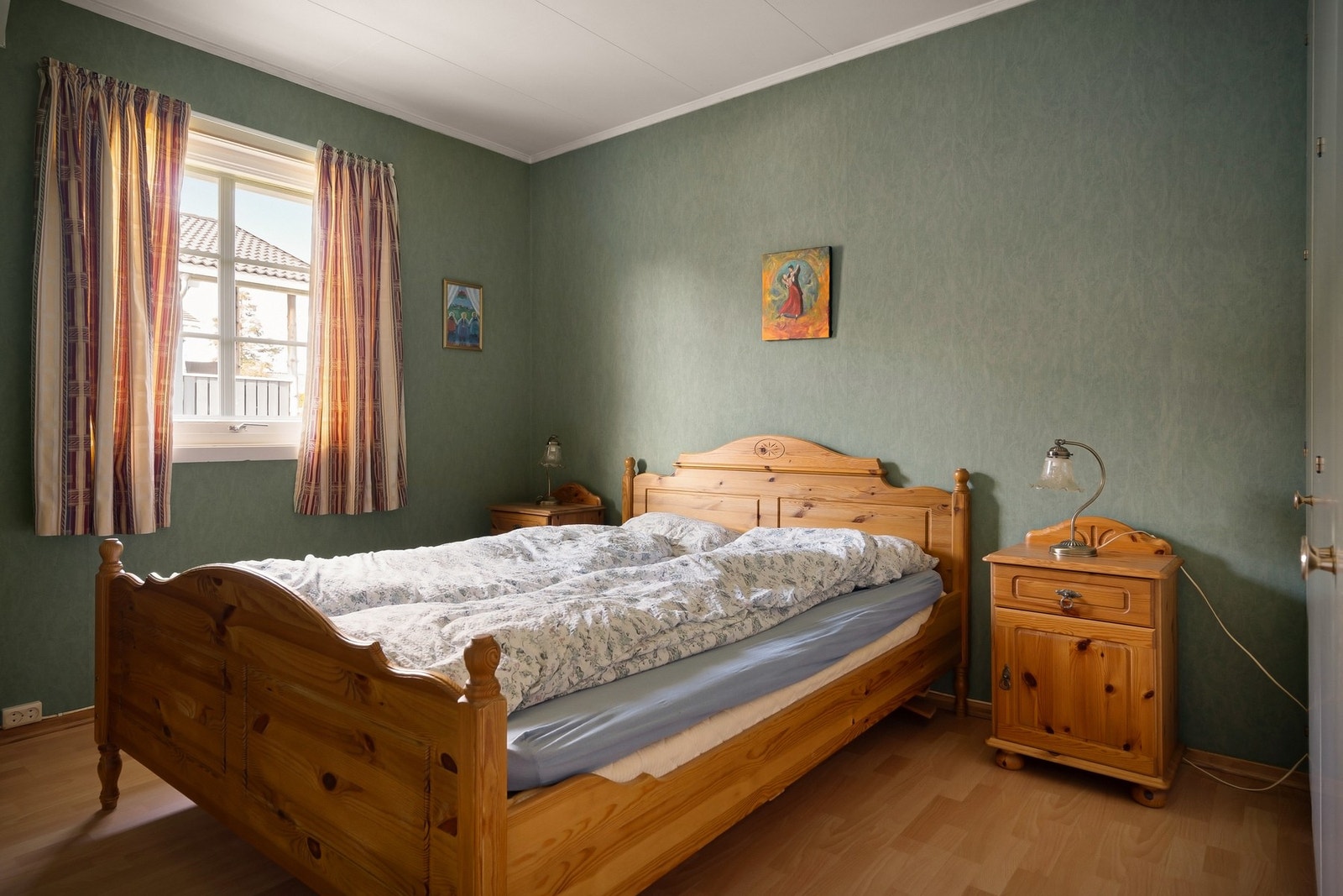 Boligen har tre soverom av god størrelse - ideelt for både barnefamilier, gjesterom eller hjemmekontor. Dette er hovedsoverommet. Galleribilde