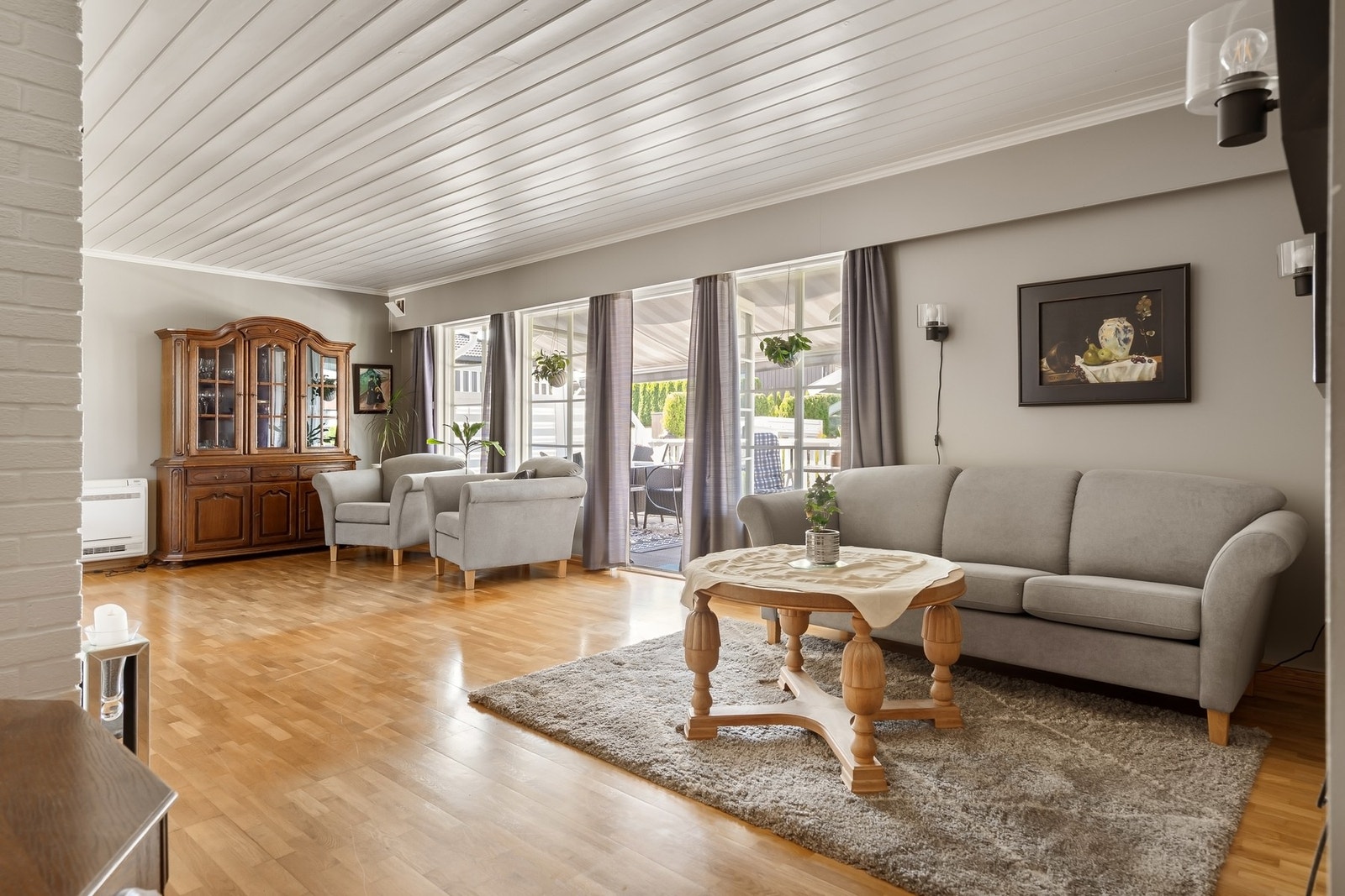 Lys og trivelig stue med god plass til både sofagruppe og spiseplass - et naturlig samlingspunkt i boligen. Galleribilde