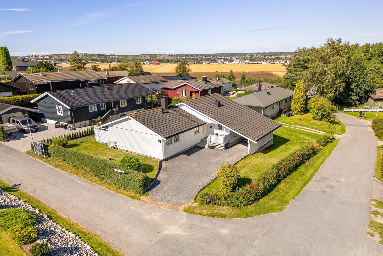 Fra eiendommen har du kort vei til både skoler, barnehager, idrettsanlegg og flotte turområder i Begbymarka. Galleribilde