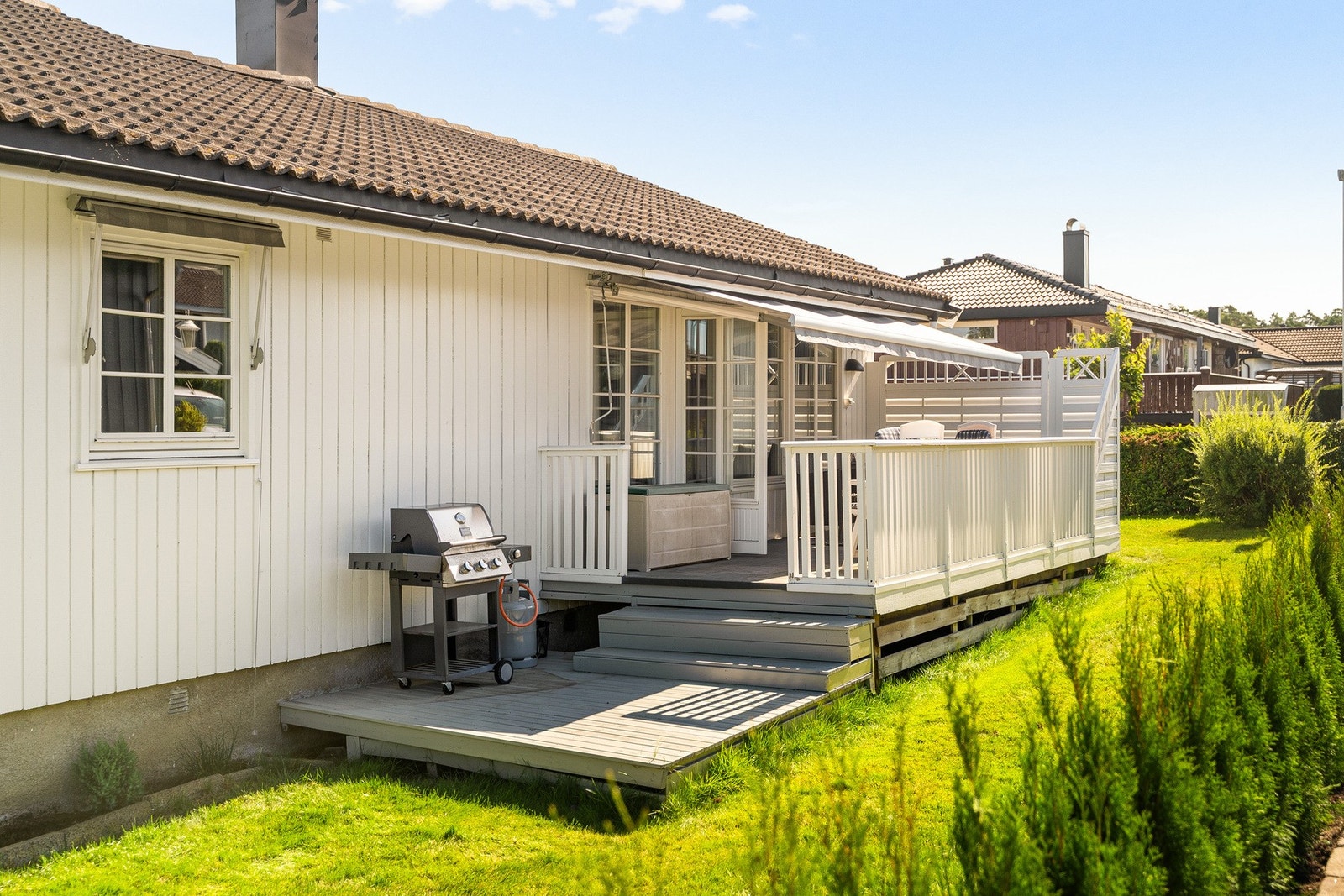 Solrik terrasse og hage gir gode uteplasser til både lek, avslapning og sosiale sammenkomster. Galleribilde