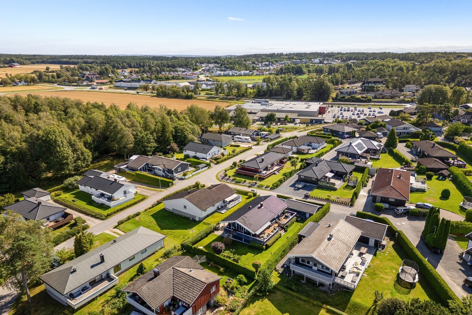 Kort vei til Begby senter med dagligvare, apotek og servicetilbud, samt enkel adkomst til Fredrikstad sentrum. Galleribilde
