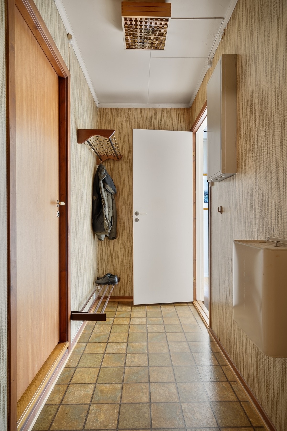 Gang til boligens boder og vaskerom, plassert praktisk ved inngangen. Galleribilde