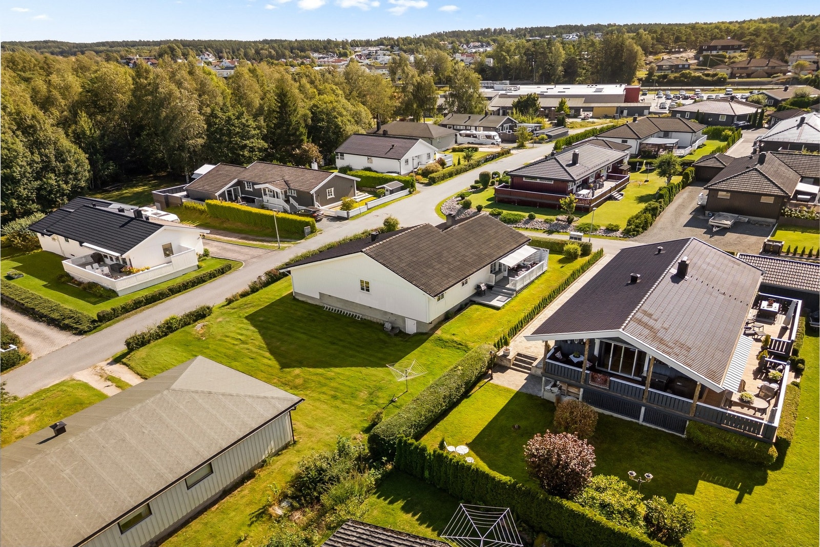 Boligen har en romslig tomt med terrasse, treplatting og hage som gir gode uteplasser for både lek og rekreasjon. Galleribilde