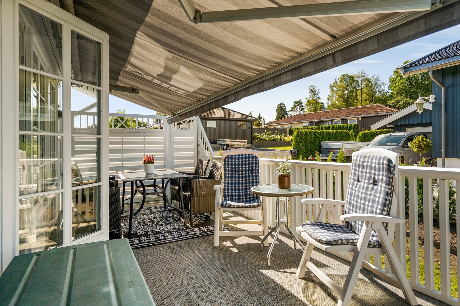 Fra stuen er det direkte utgang til boligens trivelige uteplass som igjen fører videre til hagen. Galleribilde