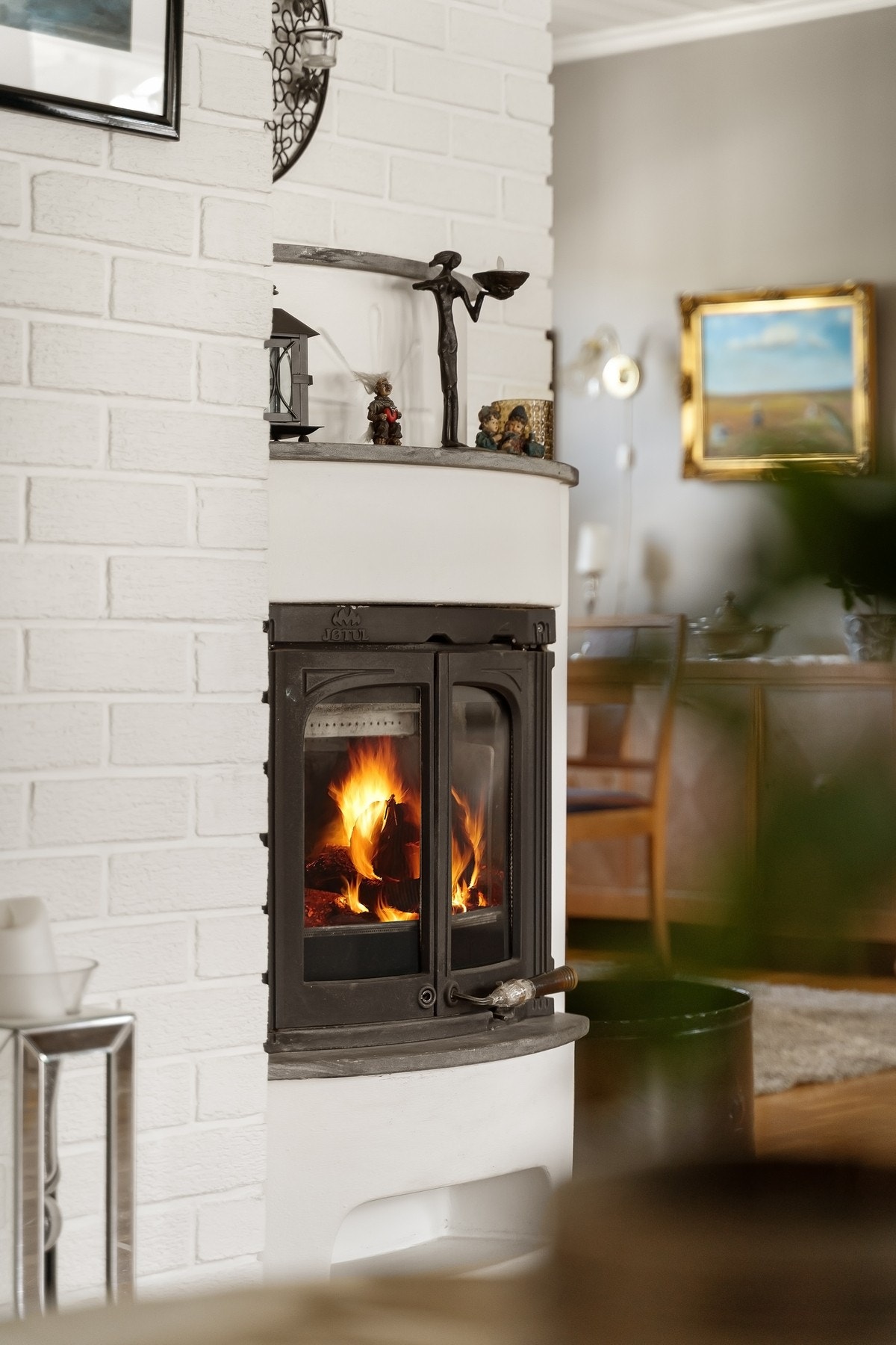 Stuen har peisinnsats som gir både varme og hyggelig atmosfære i de kalde månedene. Galleribilde